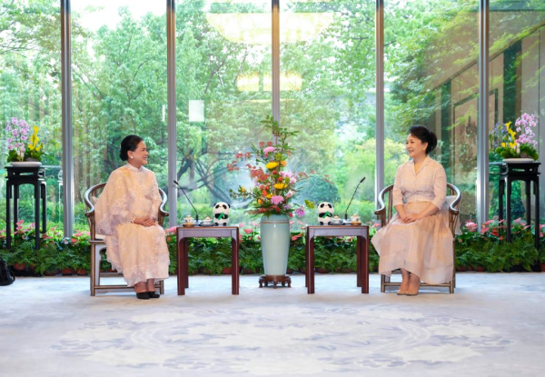 彭丽媛会见印度尼西亚总统夫人伊莉亚娜1.jpg