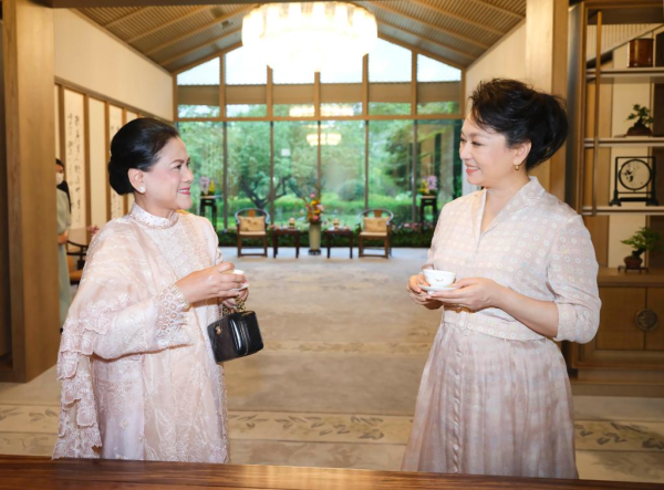 彭丽媛会见印度尼西亚总统夫人伊莉亚娜3.jpg